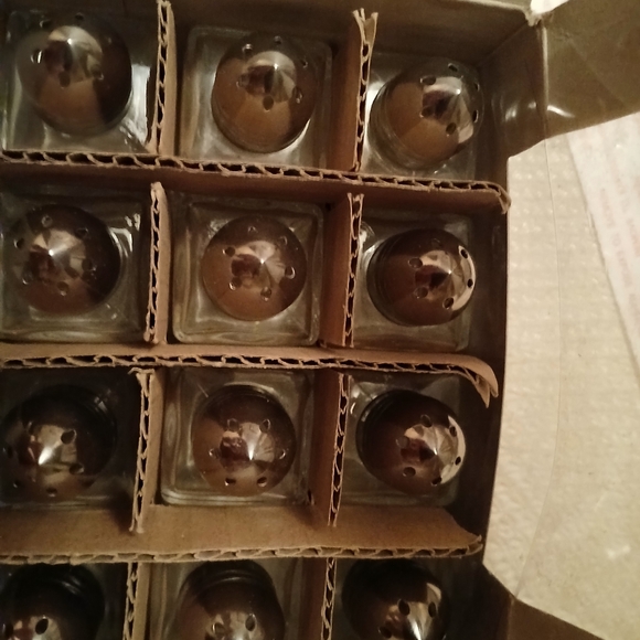 0.5oz salt and pepper shakers a box of 12. - Picture 4 of 5